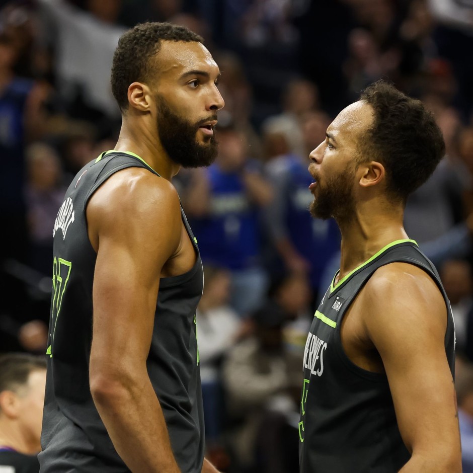 包含社区盾清晨走向成谜，明尼苏达森林狼主帅复盘，目标明确，赛程密集仍需轮换的词条