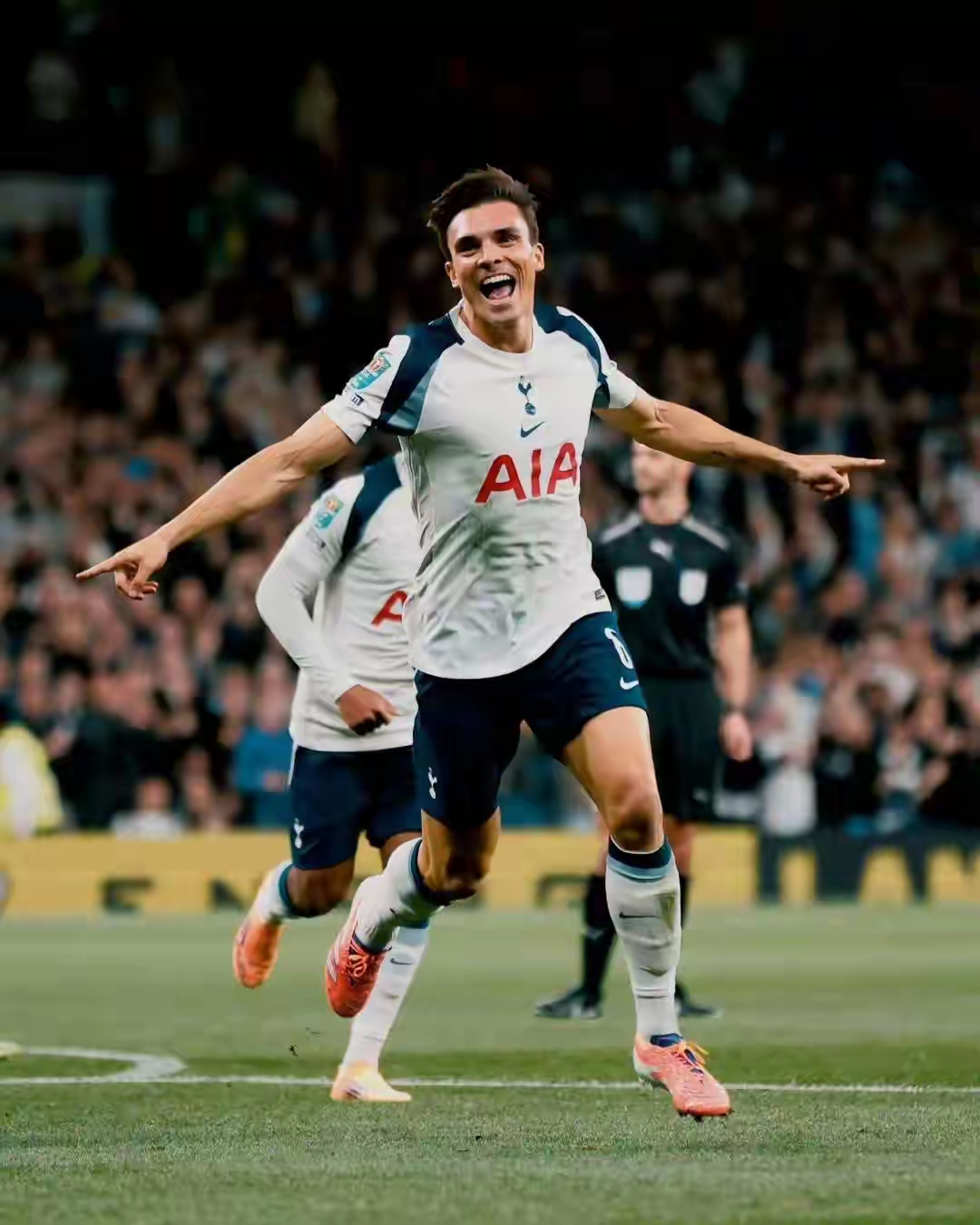 开云体育app-包含多特蒙德训练开放日，转会期回应争议引欢呼，英超在即，更衣室氛围转暖的词条